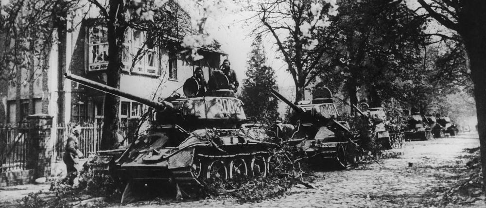 April 1945. Das Bild zeigt sowjetische Panzer in einem Berliner Außenbezirk.