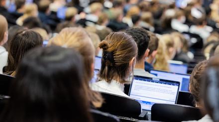 Nur ein kleiner Anteil der Studierenden hat kein Abitur. 