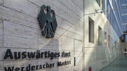 Das deutsche Wappen und der Schriftzug „Auswärtiges Amt / Werderscher Markt 1“ sind an einer Außenwand am Eingang zum Auswärtigen Amt angebracht.