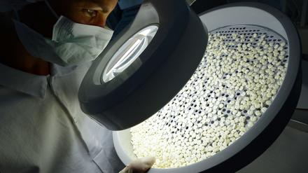 Arzneiproduktion: Die Pharmabranche warnt vor einem akuten Fachkräftemangel (Archivbild)