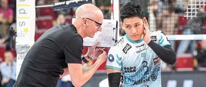 Trainer Christophe Achten und Spieler Shohei Nose.