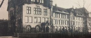 Das Droste-Hülshoff-Gymnasium in Berlin-Zehlendorf. Entstanden sind die Bilder um 1912 – aktuell sucht die Schule für ein Geschichtsprojekt nach Zeitzeugen, die den Neustart nach dem Ende des Zweiten Weltkrieges miterlebt haben.
