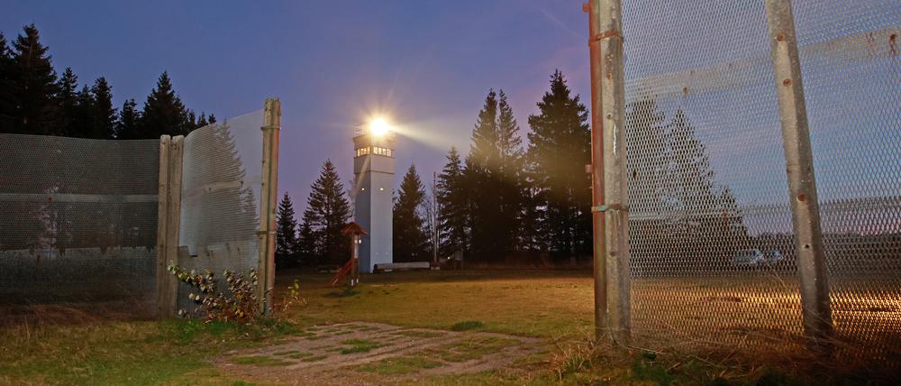 Blick auf einen Beobachtungsturm an der ehemaligen innerdeutschen Grenze bei Sorge.