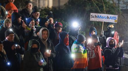 Demonstranten stehen unter dem Motto «Suhl bleibt hell» zu einer Lichterkette gegenüber dem Congress Centrum Suhl zusammen. Sie demonstrieren gegen eine Wahlkampfveranstaltung der AfD. 