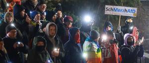 Demonstranten stehen unter dem Motto «Suhl bleibt hell» zu einer Lichterkette gegenüber dem Congress Centrum Suhl zusammen. Sie demonstrieren gegen eine Wahlkampfveranstaltung der AfD. 