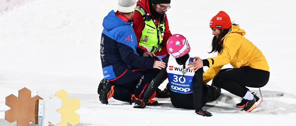 Luisa Görlich musste nach ihrem Sprung behandelt werden.