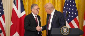 Der britische Premierminister Keir Starmer (l) und US-Präsident Donald Trump geben eine gemeinsame Pressekonferenz im East Room des Weißen Hauses. 