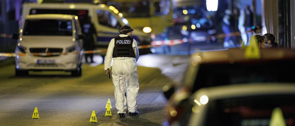 Beamte der Spurensicherung stehen am Tatort in der Nähe des Landgerichts Bielefeld.