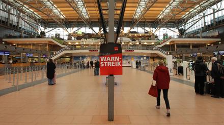 Im Terminal 2 vom Flughafen Hamburg Hamburg Airport Helmut Schmidt hängt ein Plakat der Vereinten Dienstleistungsgewerkschaft ver.di, das am Donnerstagmorgen auf den Warnstreik am Airport Hamburg hinweist. 