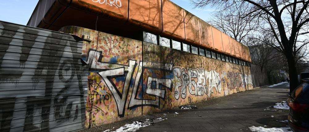 Die derzeit nicht nutzbare Turnhalle in der Puttbusser Straße 12