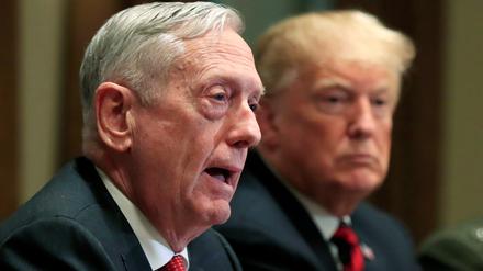 Der frühere US-Verteidigungsminister James Mattis sitzt während eines Briefings mit hochrangigen Militärführern neben US-Präsident Donald Trump. James Mattis hat sich hinter die friedlichen Proteste im Land gestellt und Präsident Donald Trump als Spalter kritisiert. 