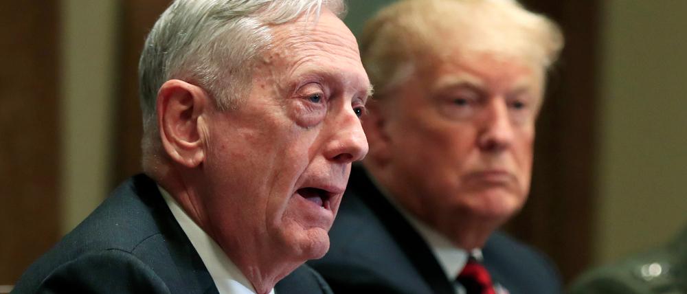 Der frühere US-Verteidigungsminister James Mattis sitzt während eines Briefings mit hochrangigen Militärführern neben US-Präsident Donald Trump. James Mattis hat sich hinter die friedlichen Proteste im Land gestellt und Präsident Donald Trump als Spalter kritisiert.
