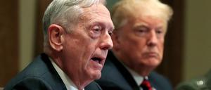 Der frühere US-Verteidigungsminister James Mattis sitzt während eines Briefings mit hochrangigen Militärführern neben US-Präsident Donald Trump. James Mattis hat sich hinter die friedlichen Proteste im Land gestellt und Präsident Donald Trump als Spalter kritisiert. 