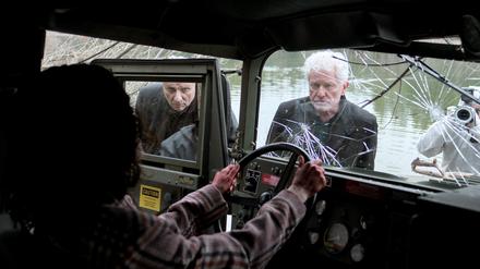 ARD/BR TATORT: CHARLIE, am Sonntag (02.03.25) um 20:20 Uhr im ERSTEN. Ein Spurensicherer macht Tatortfotos, während die Kriminalhauptkommissare Franz Leitmayr (Udo Wachtveitl, links) und Ivo Batic (Miroslav Nemec, Mitte) die Leiche von Fine (Katharina Ronja Brusa) untersuchen. Key Visual. Weiteres Bildmaterial finden Sie unter www.br-foto.de. © BR/Lucky Bird Pictures/Oliver Oppitz, honorarfrei - Verwendung gemäß der AGB im engen inhaltlichen, redaktionellen Zusammenhang mit genannter BR-Sendung und bei Nennung "Bild: BR/Lucky Bird Pictures/Oliver Oppitz" (S2). BR/Bildmanagement, Tel: 089/5900-33133, Fax: -10585, Bildmanagement@br.de, www.br-foto.de