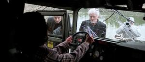 ARD/BR TATORT: CHARLIE, am Sonntag (02.03.25) um 20:20 Uhr im ERSTEN. Ein Spurensicherer macht Tatortfotos, während die Kriminalhauptkommissare Franz Leitmayr (Udo Wachtveitl, links) und Ivo Batic (Miroslav Nemec, Mitte) die Leiche von Fine (Katharina Ronja Brusa) untersuchen. Key Visual. Weiteres Bildmaterial finden Sie unter www.br-foto.de. © BR/Lucky Bird Pictures/Oliver Oppitz, honorarfrei - Verwendung gemäß der AGB im engen inhaltlichen, redaktionellen Zusammenhang mit genannter BR-Sendung und bei Nennung "Bild: BR/Lucky Bird Pictures/Oliver Oppitz" (S2). BR/Bildmanagement, Tel: 089/5900-33133, Fax: -10585, Bildmanagement@br.de, www.br-foto.de