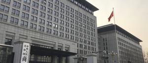 Ein Polizist bewacht den Haupteingang des Handelsministeriums. Ein Sprecher des Ministeriums hat die Ankündigung weiterer Strafzölle von US-Präsident Donald Trump gegen chinesische Produkte stark kritisiert.