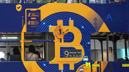 Eine Werbung für die Kryptowährung Bitcoin auf einer Hongkonger Straßenbahn.