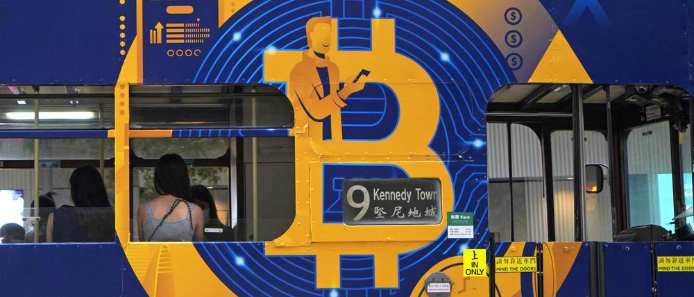 Eine Werbung für die Kryptowährung Bitcoin auf einer Hongkonger Straßenbahn.