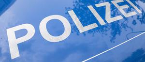 Der Schriftzug ·Polizei· ist auf einem Streifenwagen zu lesen. 