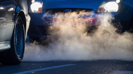 Abgase kommen aus dem Auspuff eines Autos. Die Luft, die wir atmen, entscheidet über unsere Gesundheit. 