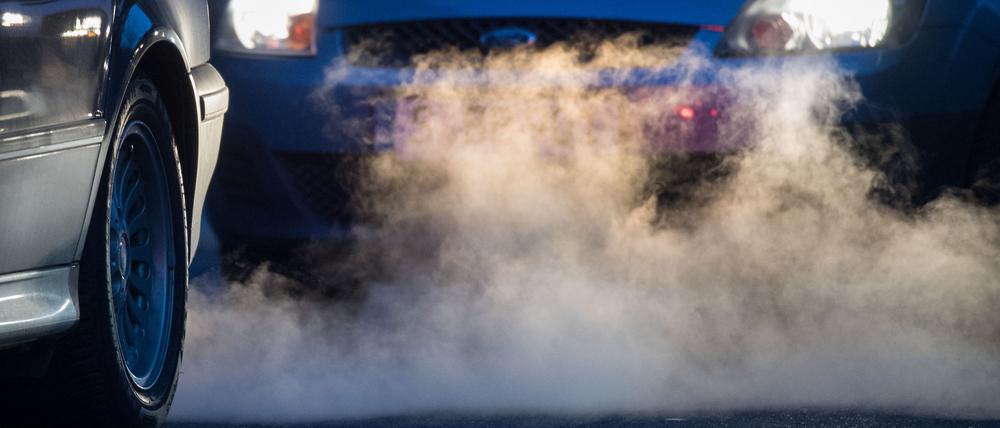 Abgase kommen aus dem Auspuff eines Autos. Die Luft, die wir atmen, entscheidet über unsere Gesundheit.