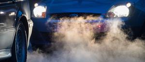 Abgase kommen aus dem Auspuff eines Autos. Die Luft, die wir atmen, entscheidet über unsere Gesundheit. 