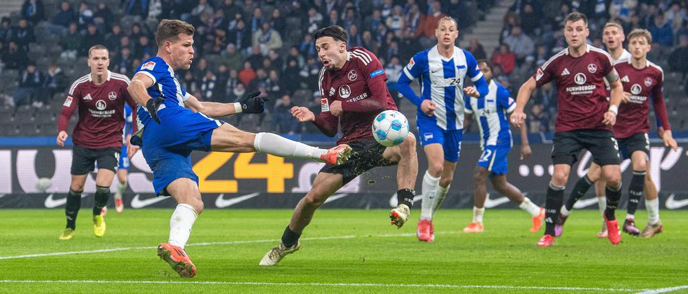 Florian Niederlechner (links) durfte sich bei Trainerdebüt von Stefan Leitl vor einer Woche als Mittelstürmer versuchen.
