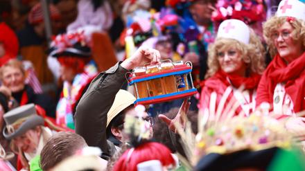 Kostümierte Jecken beginnen auf dem Alter Markt in Köln den Karneval mit Bier zu feiern. (Symbolfoto)