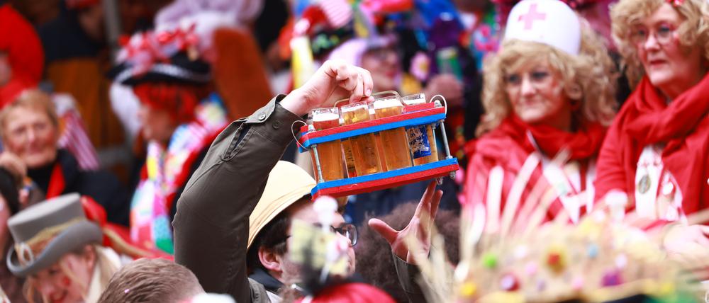 Kostümierte Jecken beginnen auf dem Alter Markt in Köln den Karneval mit Bier zu feiern. (Symbolfoto)