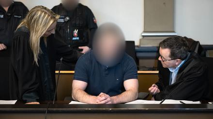 Der Angeklagte sitzt neben seinen Verteidigern Daniela Post (l) und René Lancker (r) im Gerichtssaal vom Landgericht Verden. 
