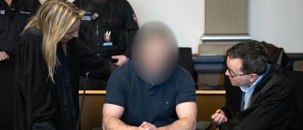 Der Angeklagte sitzt neben seinen Verteidigern Daniela Post (l) und René Lancker (r) im Gerichtssaal vom Landgericht Verden. 