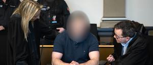 Der Angeklagte sitzt neben seinen Verteidigern Daniela Post (l) und René Lancker (r) im Gerichtssaal vom Landgericht Verden. 