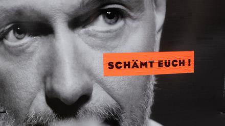  Ein Wahlplakat, das Christian Lindner, Bundesvorsitzender der FDP, zeigt, und auf dem ein Aufkleber mit den Worten „Schämt euch!“ befestigt ist, steht auf einem Grünstreifen in der Innenstadt. 
