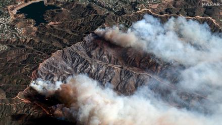 Dieses von Maxar Technologies am 11. Januar 2025 aufgenommene und veröffentlichte Satellitenbild zeigt einen Überblick über das Palisades-Feuer, das in den Bergen nördlich von Santa Monica, Kalifornien, brennt.