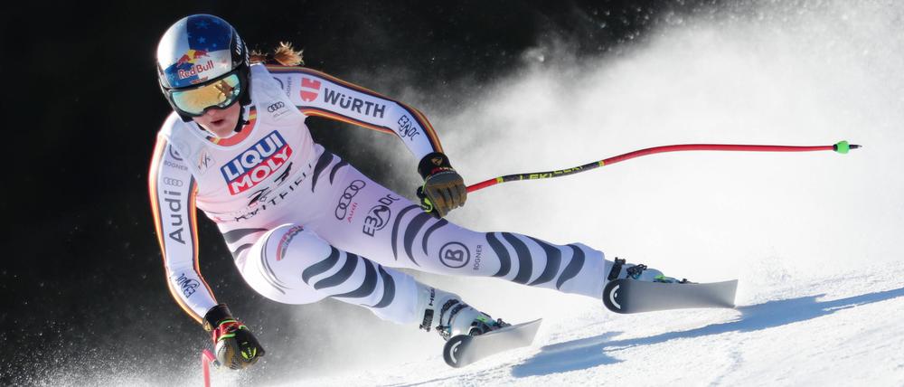 Emma Aicher belegt beim Abfahrtsrennen im alpinen Ski-Weltcup überraschend den zweiten Platz.