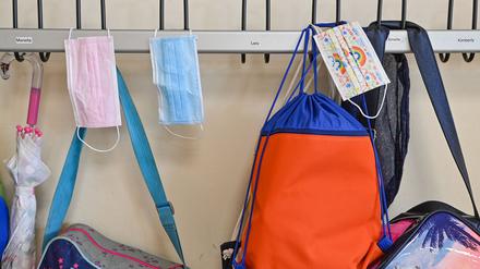 In Brandenburg galt im Frühjahr 2021 eine Maskenpflicht an Grundschulen aufgrund der Corona-Krise. (Archivbild)