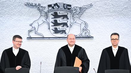Die Richter Christian Seiler (l-r), Malte Graßhof (Präsident) und Daniel O’Sullivan vom Verfassungsgerichtshof stehen in einem Gerichtssaal vor der Verkündung einer Entscheidung über die Zulassung eines Volksbegehrens gegen die drohende Aufblähung des Landtags.