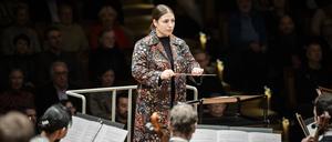 Die Dirigentin Dalia Stasevska leitet ein Konzert der Berliner Philharmoniker am 27.2.2025.