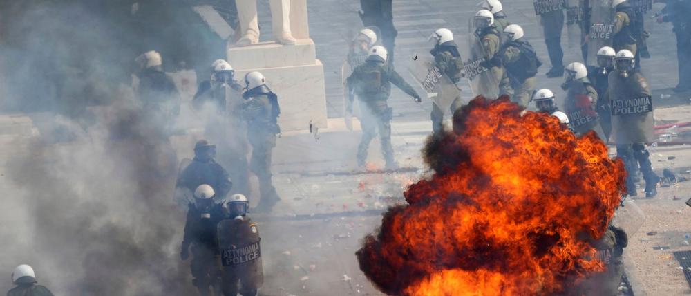 Vermummte schleuderten nach der Demo in Athen Brandsätze.