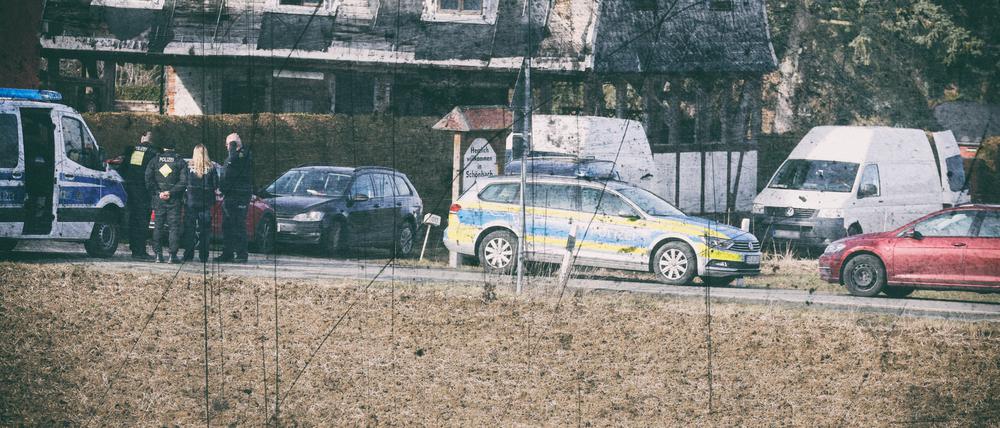 25. Februar 2025. Polizisten stehen vor einem Grundstück in Schönbach, einem Ortsteil von Neumark. In der Gemeinde Neumark im Vogtland sind drei Leichen gefunden worden. Zwei davon seien Kinder.