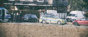 25. Februar 2025. Polizisten stehen vor einem Grundstück in Schönbach, einem Ortsteil von Neumark. In der Gemeinde Neumark im Vogtland sind drei Leichen gefunden worden. Zwei davon seien Kinder.