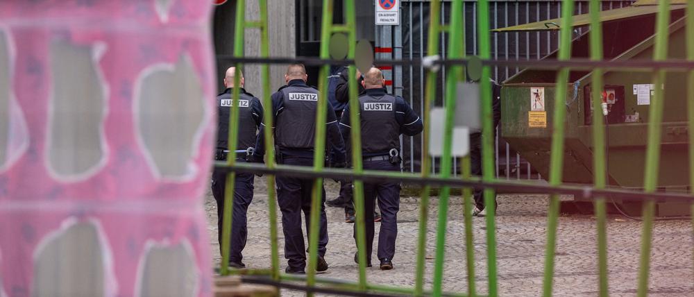 Justizbeamte stehen im Innenhof des Amtsgerichts Bielefeld, wo ein Tatverdächtiger nach Schüssen am Landgericht dem Haftrichter vorgeführt wurde.