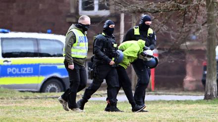 Der Tatverdächtige der Messerattacke am Holocaust-Mahnmal in Berlin wird in Karlsruhe einem Richter vorgeführt.