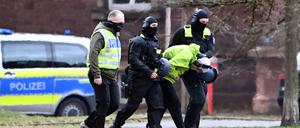 28.02.2025, Baden-Württemberg, Karlsruhe: Der Tatverdächtige der Messerattacke am Holocaust-Mahnmal in Berlin wird zu einem Hubschrauber geführt. Zuvor hatte er einen Haftprüfungstermin beim Bundesgerichtshof (BGH). Foto: Uli Deck/dpa +++ dpa-Bildfunk +++