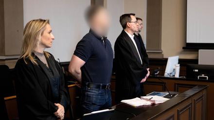 Nach der Mordserie mit vier Toten im niedersächsischen Landkreis Rotenburg (Wümme) ist der angeklagte Bundeswehrsoldat zu lebenslanger Haft verurteilt worden. 