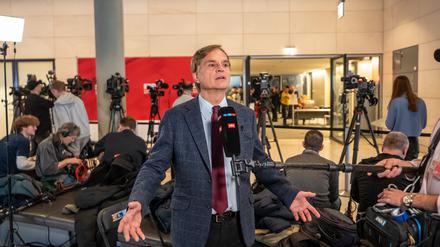 Bernd Baumann, Erster Parlamentarischer Geschäftsführer der AfD, spricht vor dem Saal der SPD Fraktion.