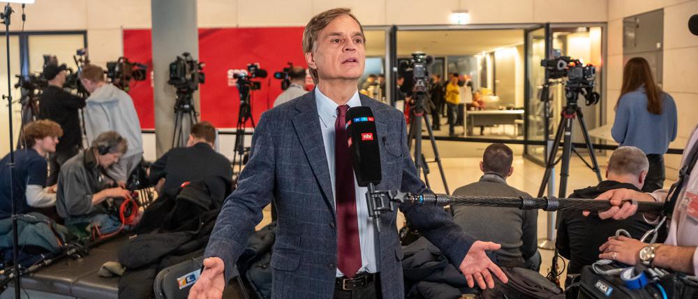 Bernd Baumann, Erster Parlamentarischer Geschäftsführer der AfD, spricht vor dem Saal der SPD Fraktion.
