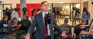 Bernd Baumann, Erster Parlamentarischer Geschäftsführer der AfD, spricht vor dem Saal der SPD Fraktion.