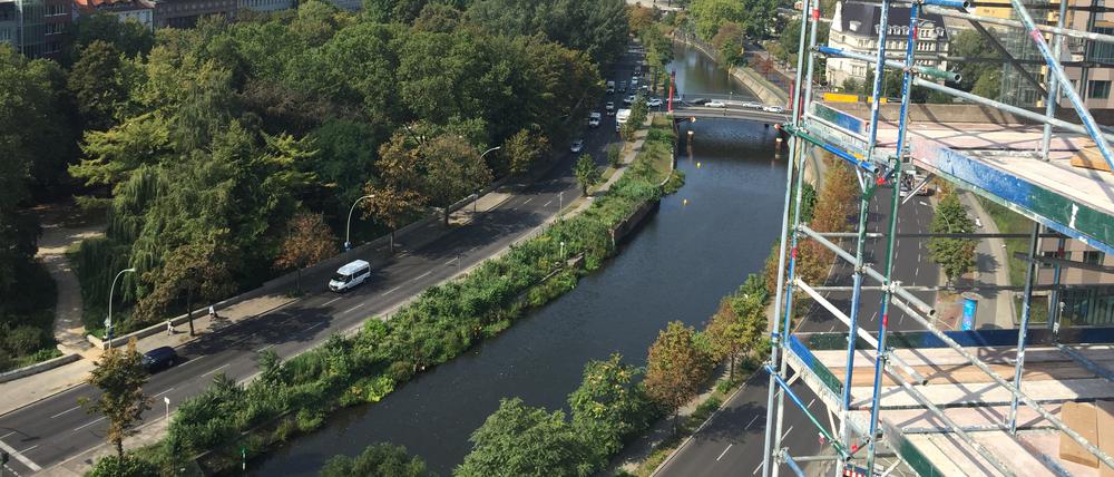 Zwischen Landwehrkanal und Potsdamer Platz entstand ab 2015 das inzwischen fertiggestellte Wohnungsbauprojekt „High Park“.  Hochpreisiger Wohnraum entsteht in Berlin allerorten, wie in diesem Gebäude, das sich wie ein U über dem U-Bahnhof Mendelssohn-Bartholdy-Park erhebt. 