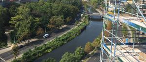 Zwischen Landwehrkanal und Potsdamer Platz entstand ab 2015 das inzwischen fertiggestellte Wohnungsbauprojekt „High Park“.  Hochpreisiger Wohnraum entsteht in Berlin allerorten, wie in diesem Gebäude, das sich wie ein U über dem U-Bahnhof Mendelssohn-Bartholdy-Park erhebt. 